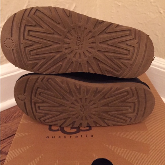 Kids Kensington Black Uggs - Picture 2 of 2